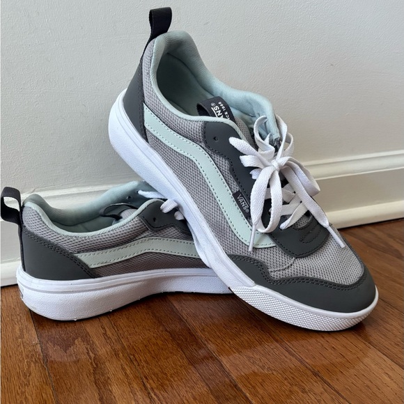 Vans Shoes - Women’s Vans Range EXP off the wall sneakers. Size 9.
